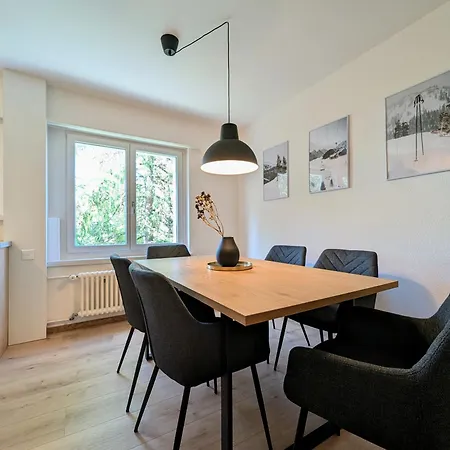 Sunny 3-bedroom With Balcony & Parking شقة