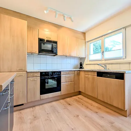 Sunny 3-bedroom With Balcony & Parking Appartement Davos
