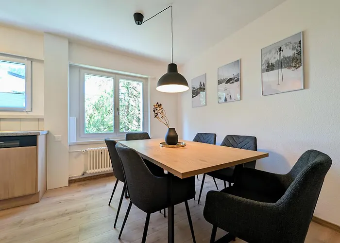 Sunny 3-bedroom With Balcony & Parking شقة